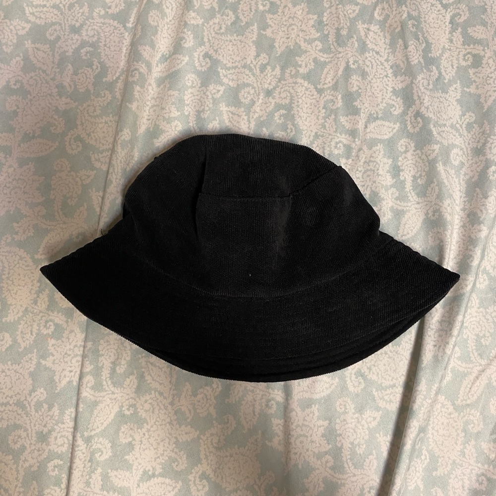 Black bucket hat